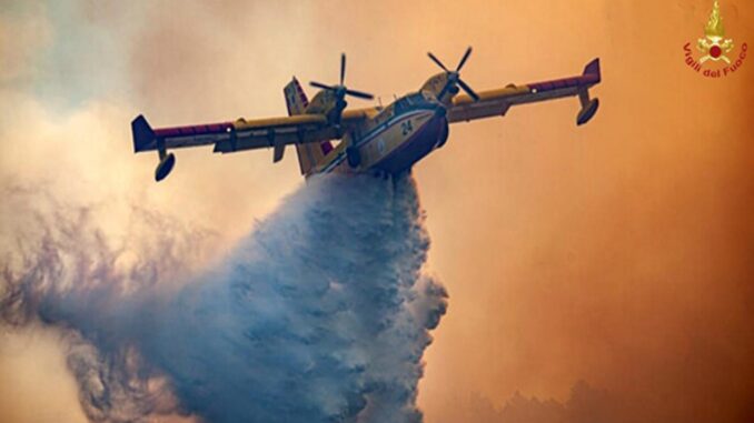 Emergenza incendi, terzo rogo attivo: Canadair su Aggi di Nocera