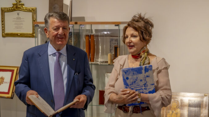 Donazione di libri d'arte arricchisce la Biblioteca Colacem Gubbio
