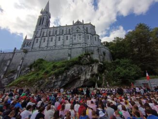 Mille umbri in pellegrinaggio tra Lourdes e Santiago di Compostela