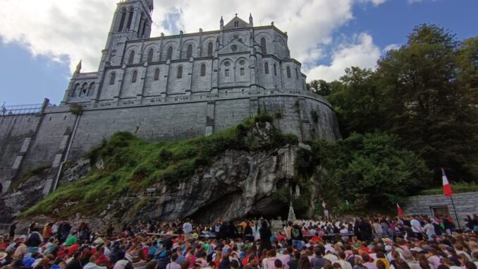 Mille umbri in pellegrinaggio tra Lourdes e Santiago di Compostela