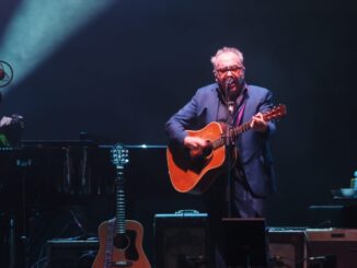 Dulcis in fundo. Mr. Elvis (Costello) chiude l’edizione 2026 di Umbria Jazz