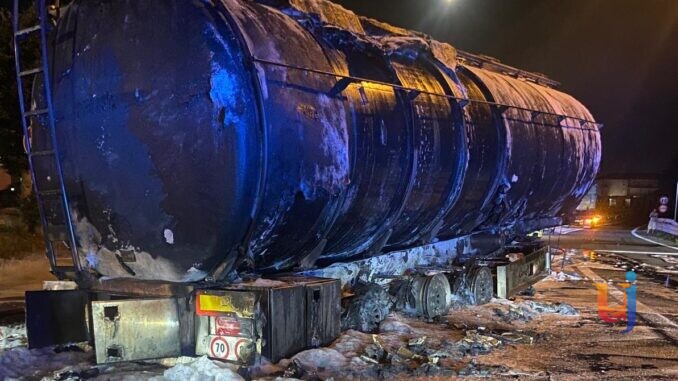 Autocisterna in fiamme a Fabro Ovest, nessun ferito sulla A1 Vigili del fuoco spengono il rogo, viabilità torna regolare.