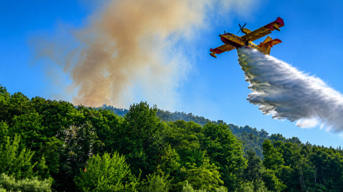 Incendi, rafforzati i soccorsi aerei sul fronte di Nocera Umbra