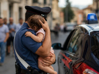 Minaccia di lanciarsi con la figlia, arrestato a Terni