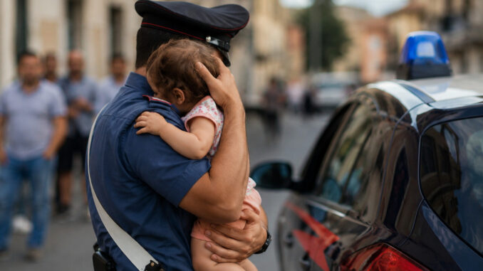 Minaccia di lanciarsi con la figlia, arrestato a Terni