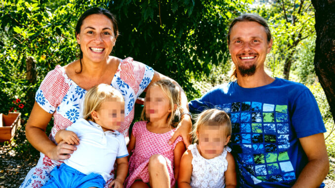 Permesso ok, svolta per famiglia nel bosco: attesa decisione finale