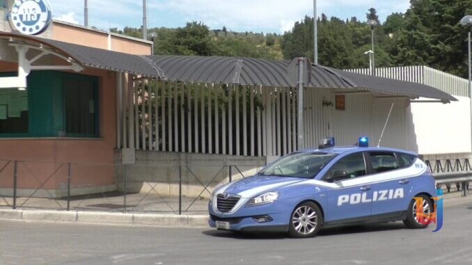 Furto in abitazione, tre giovani sorpresi dal proprietario