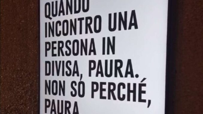 Protesta della Lega per i manifesti esposti contro forze ordine