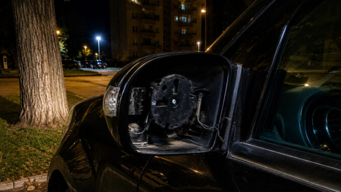 Di notte rubano specchietti dalle auto a Terni in Via XX Settembre