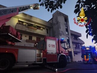 Incendio in mansarda: donna intossicata, palazzina inagibile