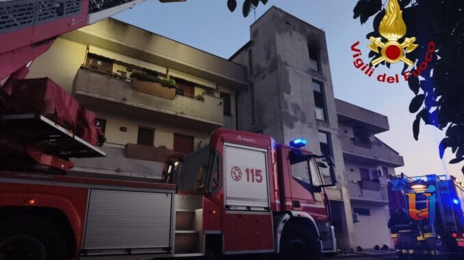 Incendio in mansarda: donna intossicata, palazzina inagibile