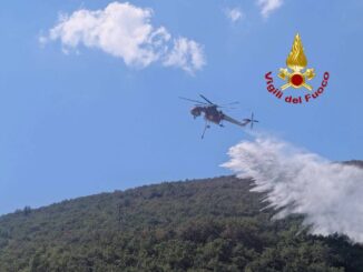 Incendio boschivo a Magione insidia abitazioni e agriturismo