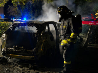 Auto in fiamme nella notte, intervento dei Vigili del Fuoco Terni