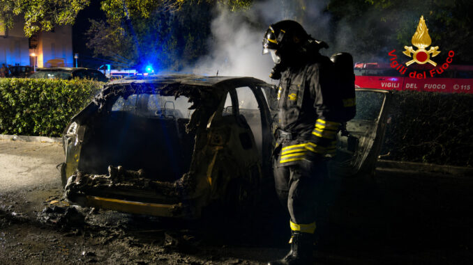 Auto in fiamme nella notte, intervento dei Vigili del Fuoco Terni
