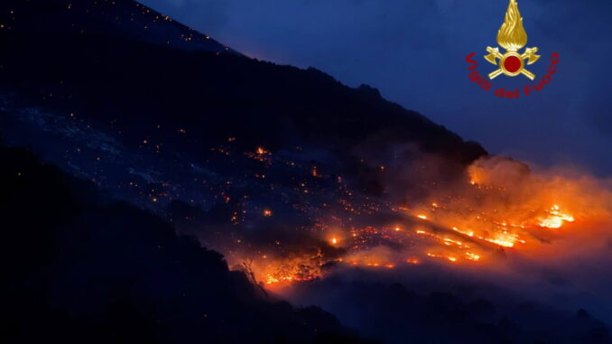 Pioggia frena incendio sul Monte Cucco, restano altri fronti attivi