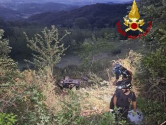 Auto si ribalta a Gubbio, conducente soccorso con l'elisoccorso
