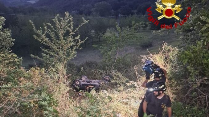Auto si ribalta a Gubbio, conducente soccorso con l'elisoccorso