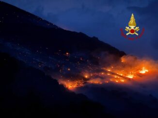 Incendi Monte Cucco, migliora situazione a Scheggia. Restano attivi i fronti di Nocera e Baiano