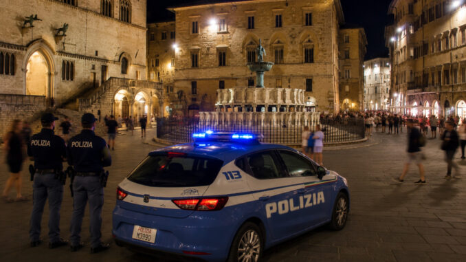 Tira bottiglie alle persone sbagliate, ferito giovane tunisino a Perugia
