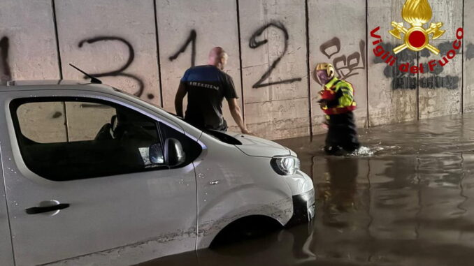 Violento nubifragio a Terni: auto bloccata nel sottopasso allagato