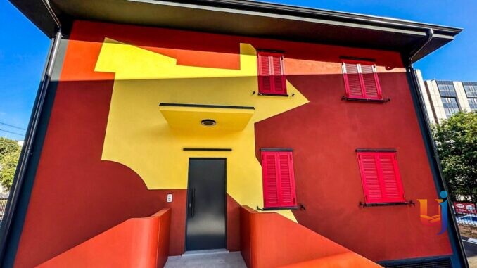 Arte urbana, wall drawing David Tremlett ridisegna volto Fontivegge