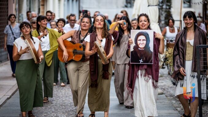 Cammino 888, otto artiste verso Assisi: voci, pace e libertà