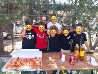 Giovani ripuliscono il campo dopo i vandalismi a Montefranco