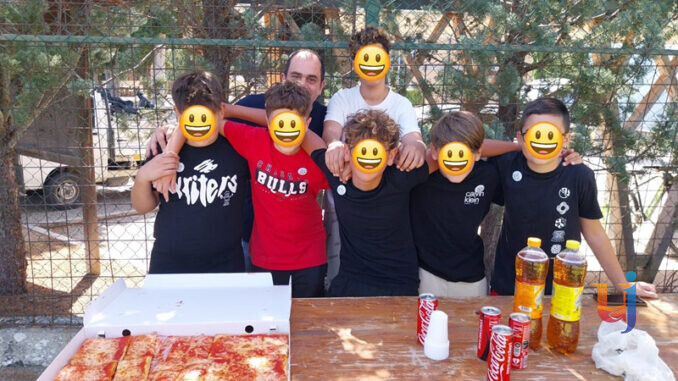 Giovani ripuliscono il campo dopo i vandalismi a Montefranco