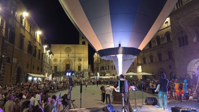 Mongolfiere salutano l'Umbria, Todi chiude il festival tra colori