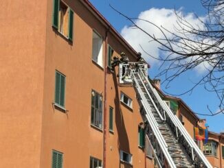 Esplosione devasta palazzina, donna precipita dalla finestra