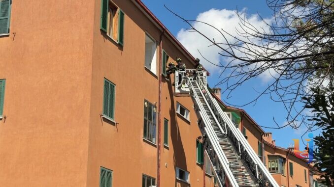 Esplosione devasta palazzina, donna precipita dalla finestra