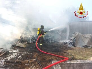 Incendio devasta legnaia e roulotte, allarme per bombole GPL
