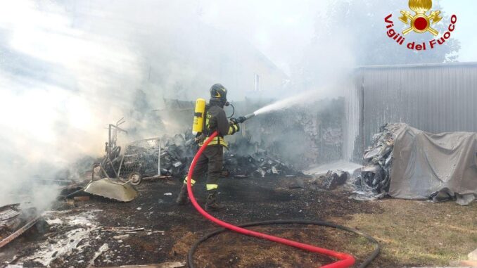 Incendio devasta legnaia e roulotte, allarme per bombole GPL