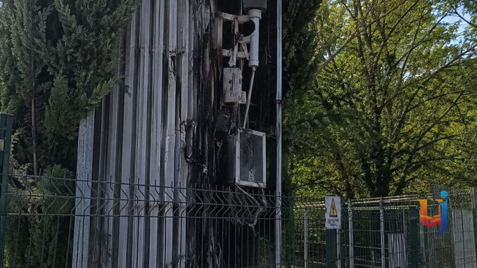 Antenna incendiata, le telecamere riprendono un uomo mascherato