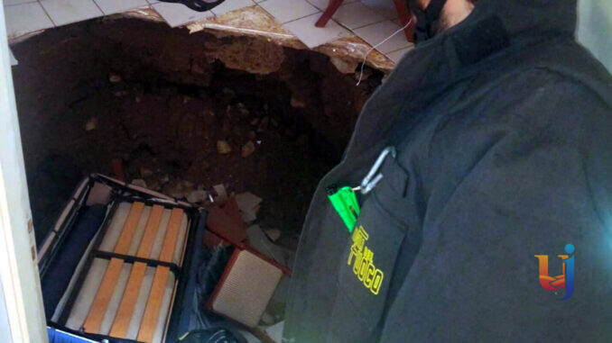 Crollo nel salotto: scoperto il rifugio antiaereo sotto casa