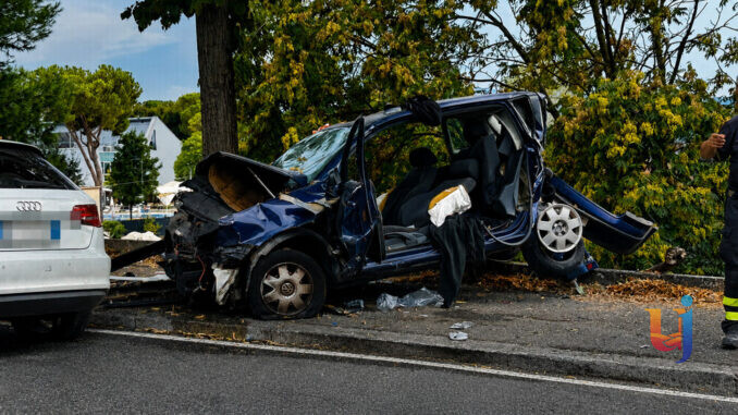 Scontro tra 4 auto, 7 feriti in viale Borzacchini a Terni, 4 codici rossi