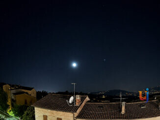 Meteora verde illumina il cielo umbro, ripresa da webcam notturna