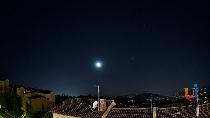Meteora verde illumina il cielo umbro, ripresa da webcam notturna
