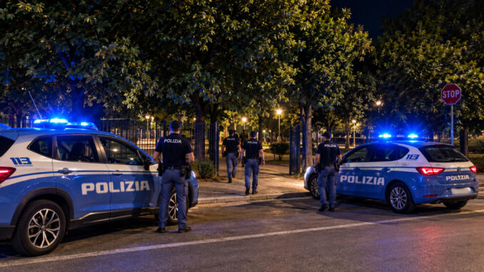 Droga nel parco, arrestato 23enne: scoperti oltre 5.000 euro