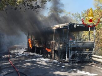 Autobus in fiamme sulla SP4 tra Arrone e Montefranco