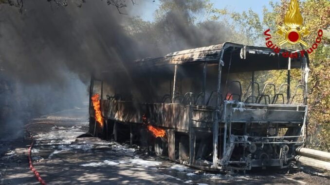 Autobus in fiamme sulla SP4 tra Arrone e Montefranco