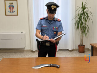 Brandisce un coltello lungo 35 centimetri, denunciato 37enne