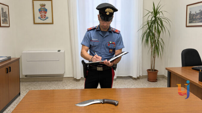 Brandisce un coltello lungo 35 centimetri, denunciato 37enne