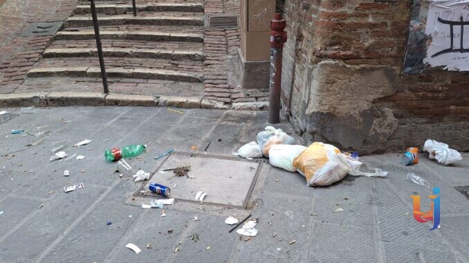 Via della Viola, degrado continuo esaspera tutti i residenti