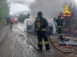 Auto GPL in fiamme sulla provinciale 4, conducente ustionato