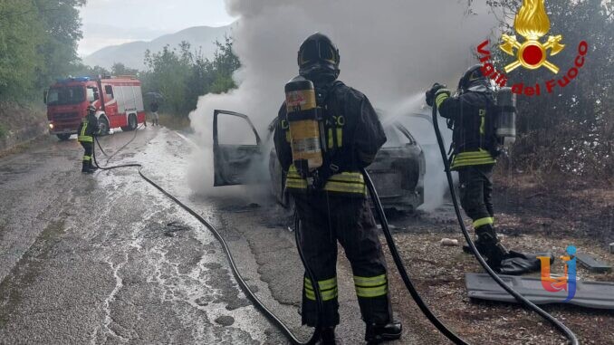 Auto GPL in fiamme sulla provinciale 4, conducente ustionato
