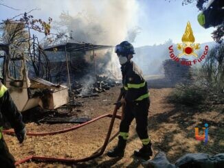 Fiamme in un terreno a Solfagnano, distrutta una roulotte