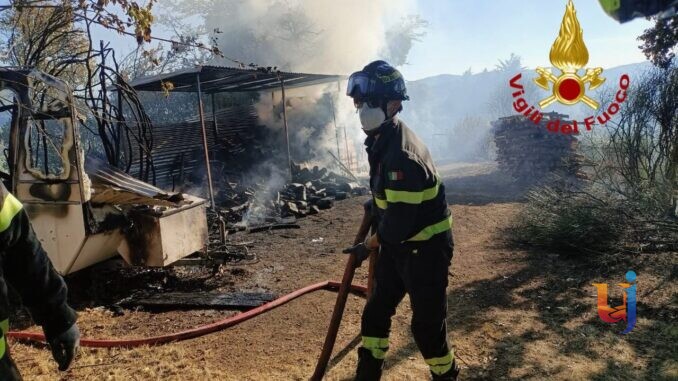 Fiamme in un terreno a Solfagnano, distrutta una roulotte
