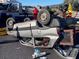 Auto ribaltata lungo la A1 soccorso il guidatore ad Amelia