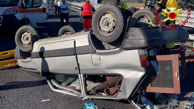 Auto ribaltata lungo la A1 soccorso il guidatore ad Amelia